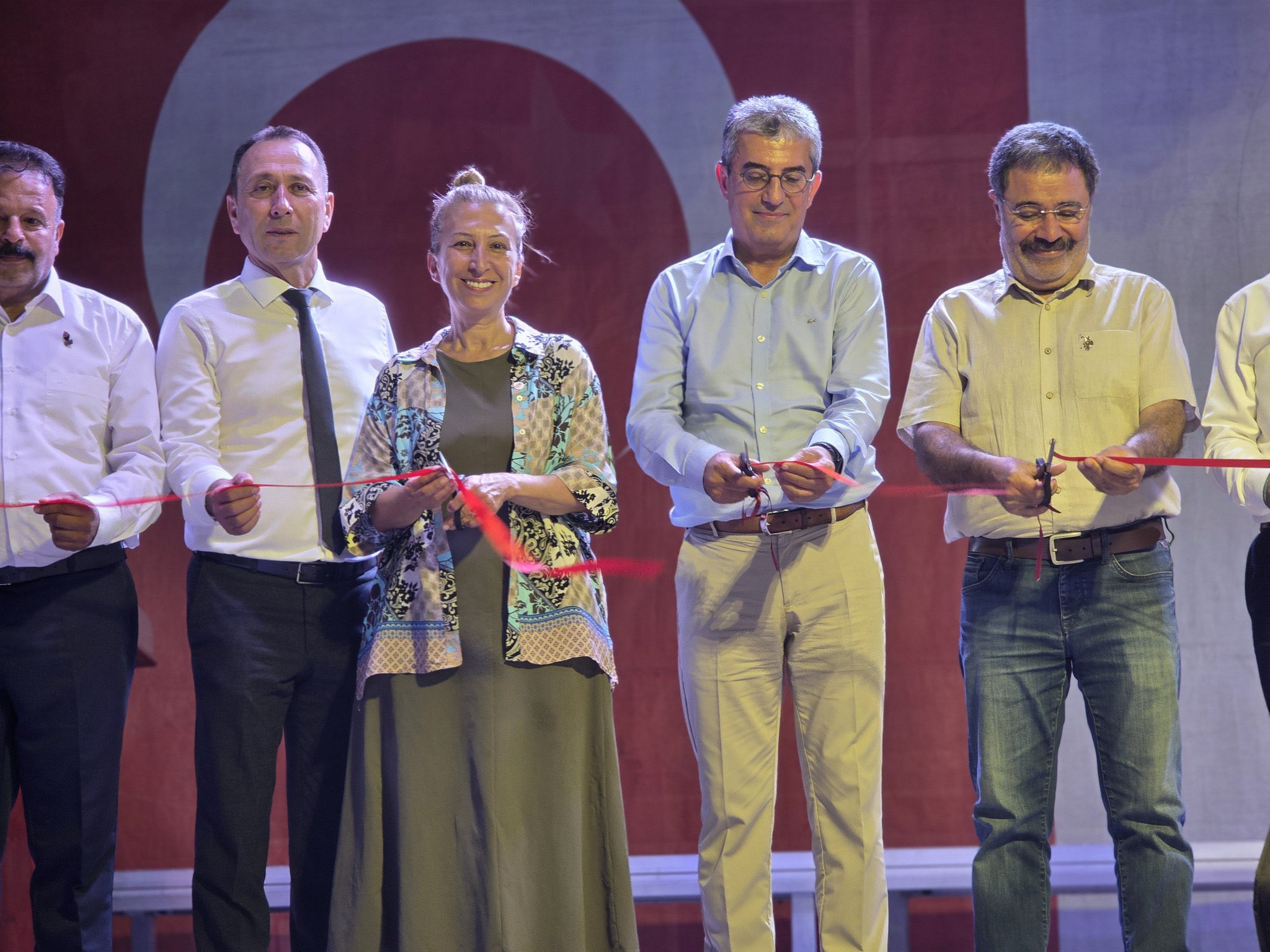 Grid görselini seçmek için tıklayın; Delete tuşuyla silebilirsiniz. 4