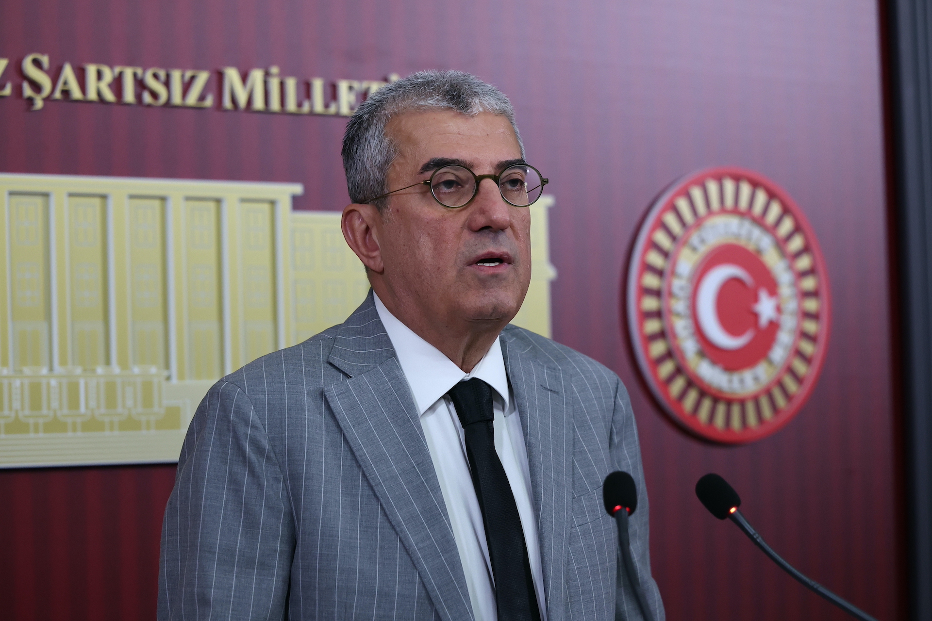 Görseli seçmek için tıklayın; sürükleyebilir veya Delete tuşuyla silebilirsiniz. Gökhan Günaydın